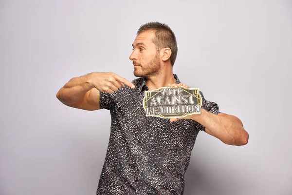 Erkek, fotoğraf kulübesinde poz veriyor.