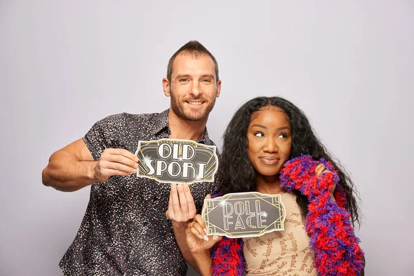 Kadın erkek fotoğraf kabini aksesuarlarıyla poz veriyor