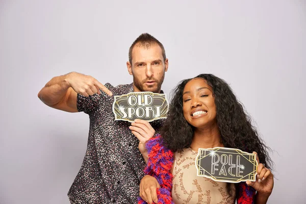 Kadın erkek fotoğraf kabini aksesuarlarıyla poz veriyor