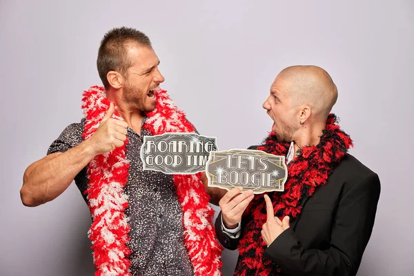 Erkek, fotoğraf kulübesinde poz veriyor.