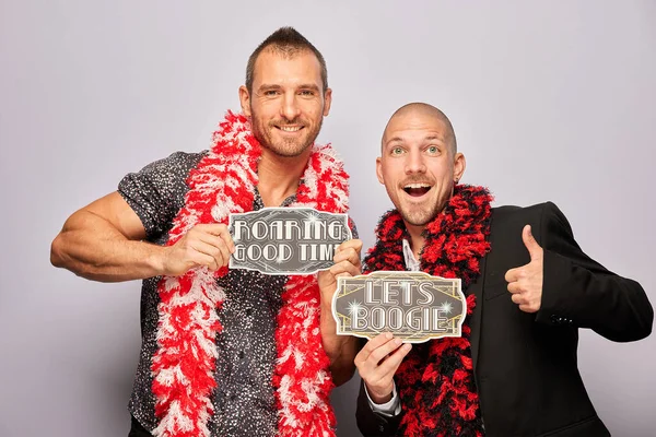 Erkek, fotoğraf kulübesinde poz veriyor.