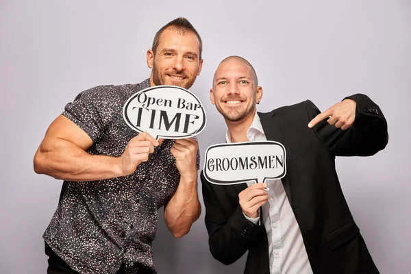 Erkek poz veriyor ve elinde aksesuar var.