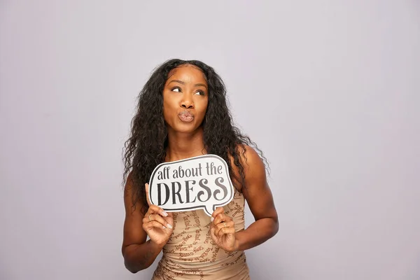 Kadın fotoğraf kulübesinde poz veriyor.