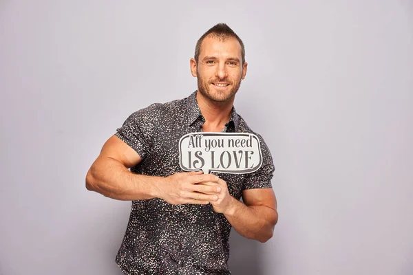 Erkek, fotoğraf kulübesinde poz veriyor.