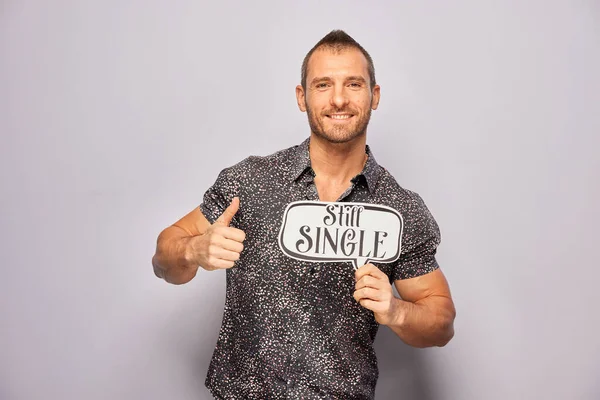 Erkek, fotoğraf kulübesinde poz veriyor.