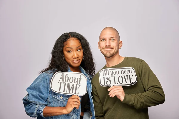 Kadın erkek fotoğraf kabini aksesuarlarıyla poz veriyor