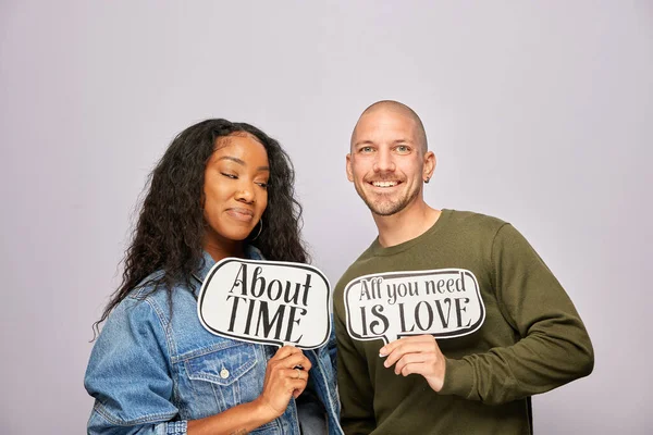 Kadın erkek fotoğraf kabini aksesuarlarıyla poz veriyor