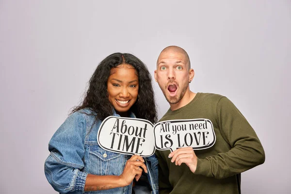 Kadın erkek fotoğraf kabini aksesuarlarıyla poz veriyor