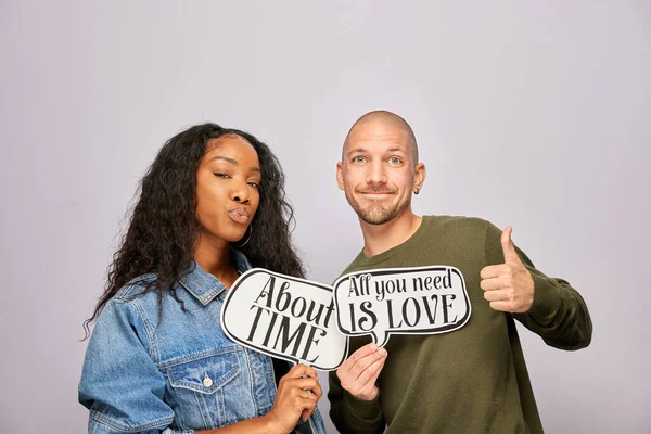 Kadın erkek fotoğraf kabini aksesuarlarıyla poz veriyor