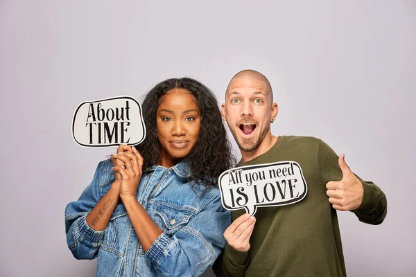 Kadın erkek fotoğraf kabini aksesuarlarıyla poz veriyor