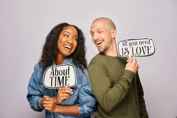 Kadın erkek fotoğraf kabini aksesuarlarıyla poz veriyor