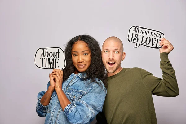 Kadın erkek fotoğraf kabini aksesuarlarıyla poz veriyor