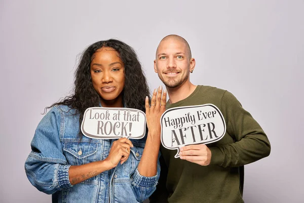 Kadın erkek fotoğraf kabini aksesuarlarıyla poz veriyor