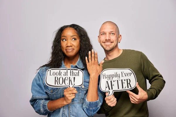 Kadın erkek fotoğraf kabini aksesuarlarıyla poz veriyor