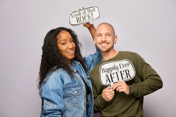 Kadın erkek fotoğraf kabini aksesuarlarıyla poz veriyor