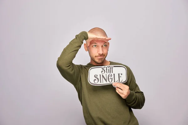 Erkek, fotoğraf kulübesinde poz veriyor.