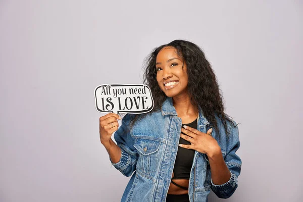 Kadın fotoğraf kulübesinde poz veriyor.