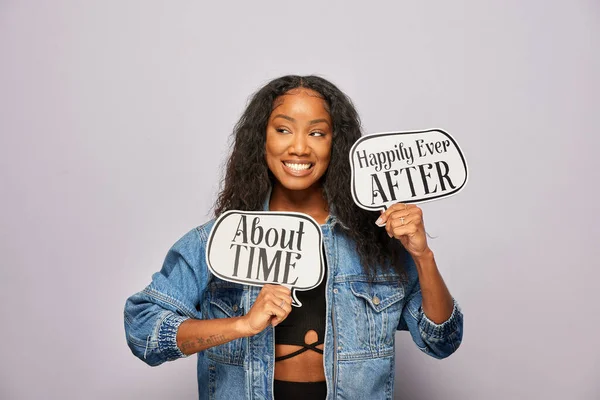 Kadın fotoğraf kulübesinde poz veriyor.