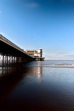 Weston Super Mare plajında parlak mavi gökyüzü, iskele, somerset, İngiltere