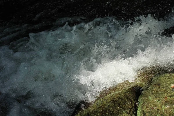 Dağlardan akan hızlı ve güzel nehir suyu.