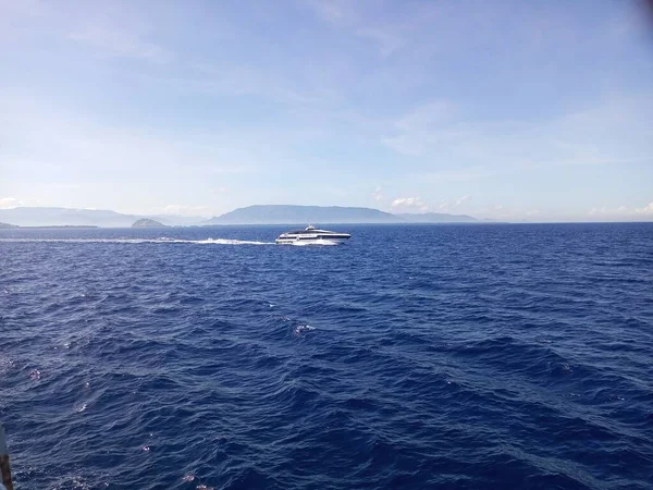 Sumbawa Tano limanından geçen hızlı bir geminin fotoğrafı.