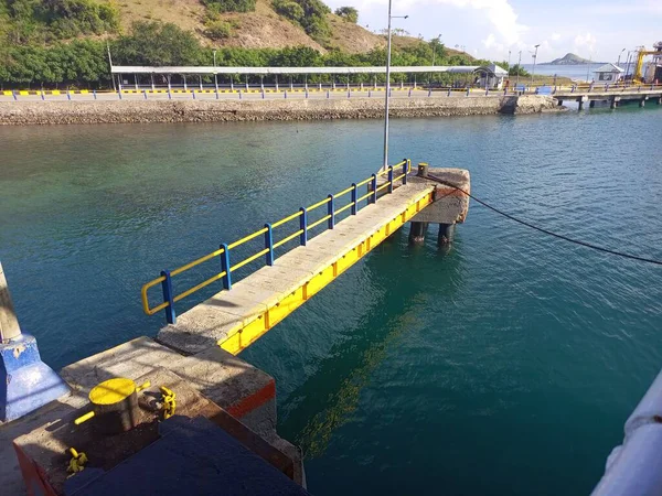 Tano, sumbawa limanındaki rıhtımı birbirine bağlayan köprünün resmi
