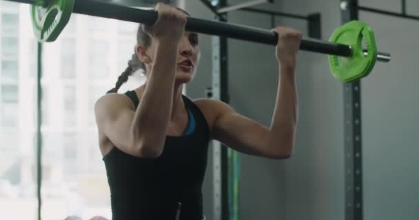 Steadicam shot: atlet žena dělá skoky s činkou ve zpomaleném filmu, žena dělá kardio v tělocvičně s hmotností, 4k 120fps Prores HQ — Stock video