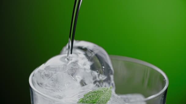 アルコールは飲料成分を含むカクテルグラスの氷のキューブにゆっくりと動き、アルコール飲料を作り、カクテルを孤立させ、フルHD Prores HQ 240 fps — ストック動画