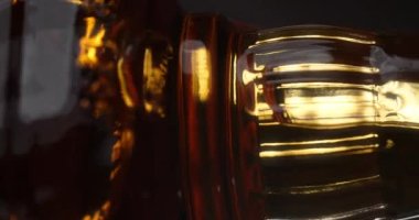 Doldurulurken hareket eden hava kabarcığı olan viski şişesi, 4k 120fps Prores Karargahı