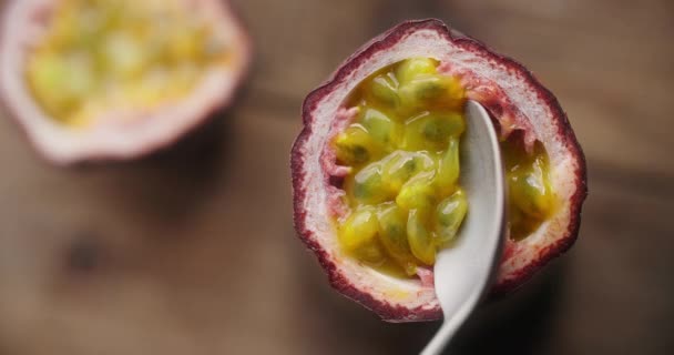 Vídeo de mesa de sacar la fruta de la pasión madura con cuchara en cámara lenta, imágenes de frutas tropicales exóticas, 4k 120fps HQ de Prores — Vídeos de Stock