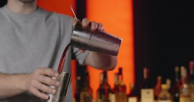 Barmen karıştırıcı karışımı karıştırır. Yavaş çekimde barmen kokteyli karıştırır. 4k 120 fps Prores HQ.