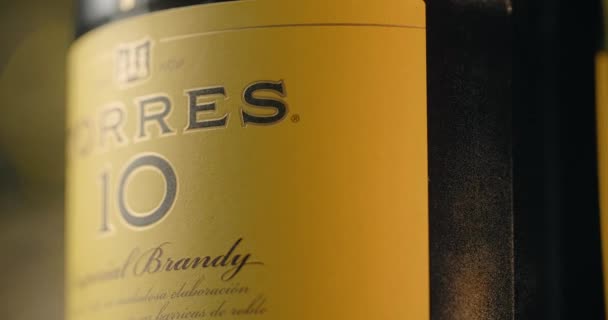 WARSAW, POLEN - SEPTEMBER 12, 2021: close-up van de ronddraaiende fles Torres brandy, reclamemateriaal Torres, 4k 60p Prores HQ — Stockvideo