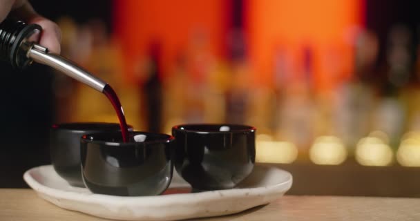 Barman nalévá likér na porcelánu záběry na pultu ve zpomaleném filmu, 4k 120 fps Prores HQ — Stock video