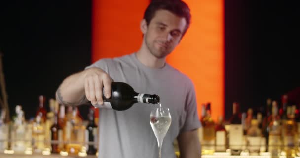 Бармен наливает игристое вино в бокал с высоким стеблем, бармен наливает вино в замедленной съемке, 4k 120 fps Штаб-квартира Prores — стоковое видео