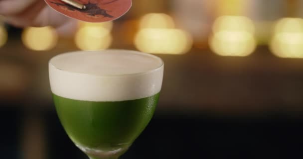Бармен завершает коктейль с отпечатком сахара в замедленной съемке, бармен делает коктейль на барной стойке, 4k 120 кадров в секунду — стоковое видео