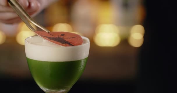 Бармен завершает коктейль с отпечатком сахара в замедленной съемке, бармен делает коктейль на барной стойке, 4k 120 кадров в секунду — стоковое видео