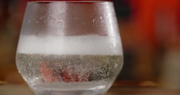 Koud glas met mousserende wijn staat op de bar, alcoholische dranken en dranken, alcoholvrije cocktail met sodawater, objectvideo van limonade, 4k Prores HQ 120 fps — Stockvideo