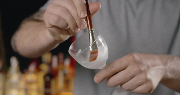 Bartender minyak kaca dengan sikat sebelum mempersiapkan koktail, bartender membuat koktail di bar counter, 4k 120 fps Prores HQ — Stok Video