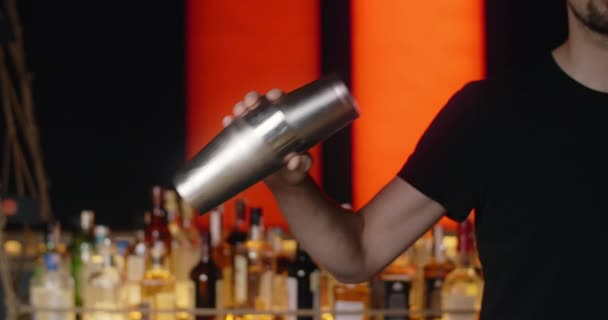 Bartender profesional mencampur bahan untuk koktail dalam shaker dalam gerakan lambat, bartender bekerja di bar counter, 4k 120 fps Prores HQ — Stok Video