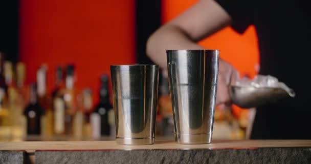 Barman agrega cubitos de hielo al agitador en cámara lenta, el camarero mezcla cócteles en el mostrador del bar, 4k 120 fps HQ de Prores — Vídeos de Stock