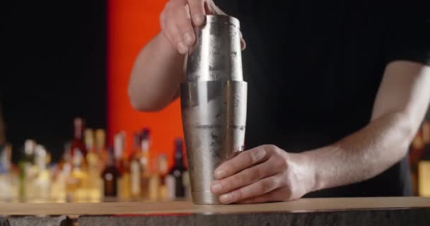 Bartender shaker dengan campuran koktail dan menempatkan gelas koktail beku ke meja bar, membuat koktail di bar, 4k Prores HQ — Stok Video