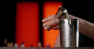 Barmen Jigger 'dan titreticiye kadar alkolün bir kısmını yavaş çekimde doldurur, bu da kokteyli bar tezgahındaki 4k Prores 120 fp yapar.