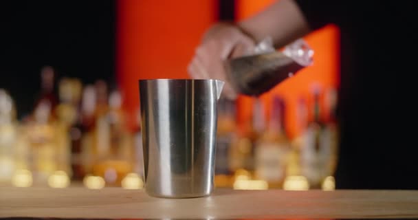 Barman agrega cubitos de hielo al agitador en cámara lenta, el camarero mezcla cócteles en el mostrador del bar, 4k 120 fps HQ de Prores — Vídeo de stock