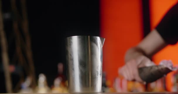 Barman lägger till isbitar till shaker i slow motion, bartender blandar cocktails på bardisken, 4k 120 fps Prores HQ — Stockvideo