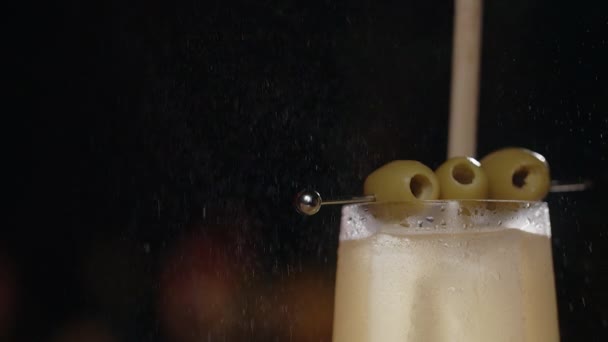 Барман стискає цитрусовий пісок до коктейлю спирту в сповільненні, сплески ефірних олій зі шкірки, роблячи коктейль на стійці бару, Full HD Prores HQ 240 fps — стокове відео