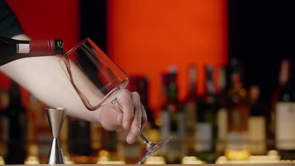 Barman vierte vino tinto a la copa de vino en el mostrador del bar en cámara lenta, Full HD 240 fps Prores HQ — Vídeos de Stock