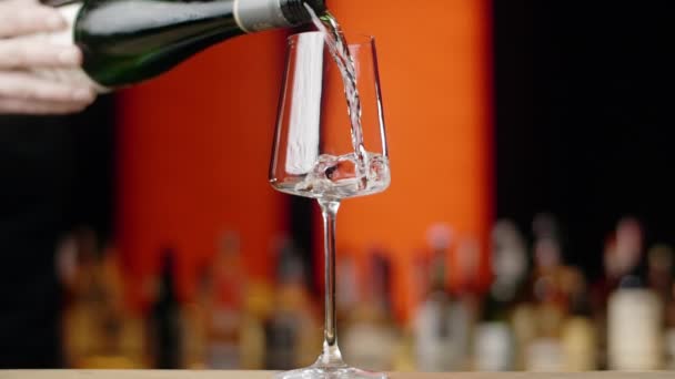 Barman vierte vino espumoso a la copa de vino en el mostrador del bar en cámara lenta, Full HD 240 fps Prores HQ — Vídeos de Stock