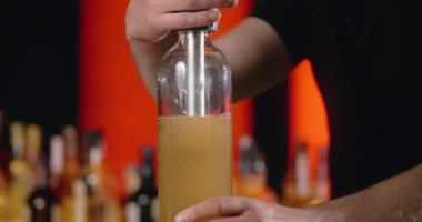 Barmen limonata yapmak için limonata kullanır, alkolsüz soğuk içecekler ve soda ile limonata yapar, 4k Prores HQ 120 fps