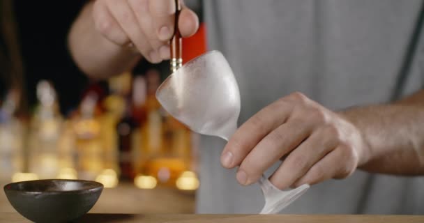 Barmen kokteyl hazırlamadan önce bardağı fırçayla yağlar, barmen tezgahta kokteyl yapar, 4k 120 fps Prores HQ — Stok video