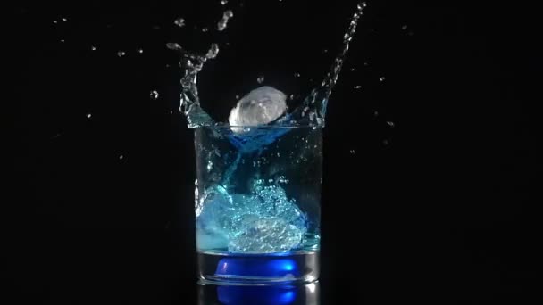 Is kuber faller till cocktail med stänk i slow motion på den svarta bakgrunden, Full HD Prores HQ 240 fps — Stockvideo